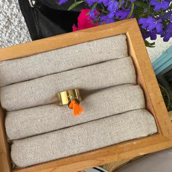 Bague breloque pompon doré